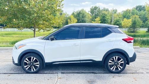 White 2019 Nissan Kicks SR