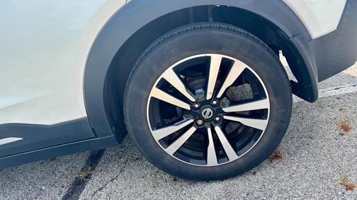 White 2019 Nissan Kicks SR