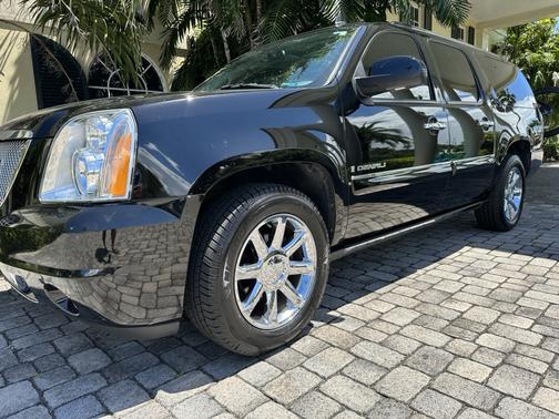 Black 2007 GMC Yukon XL Denali