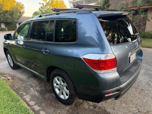 Blue 2012 Toyota Highlander Base