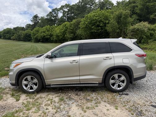 Gold 2014 Toyota Highlander Limited Platinum