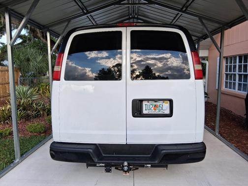White 2009 Chevrolet Express 2500 Cargo