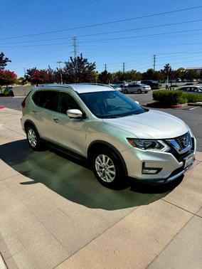 Silver 2017 Nissan Rogue SV