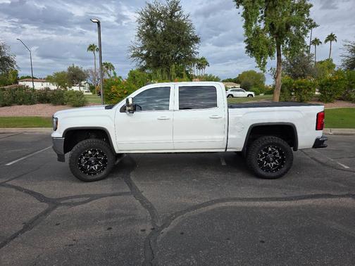 White 2018 GMC Sierra 1500 SLE
