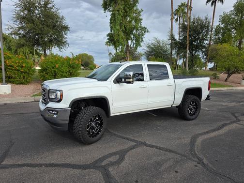 White 2018 GMC Sierra 1500 SLE