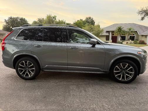 Gray 2019 Volvo XC90 T6 Momentum