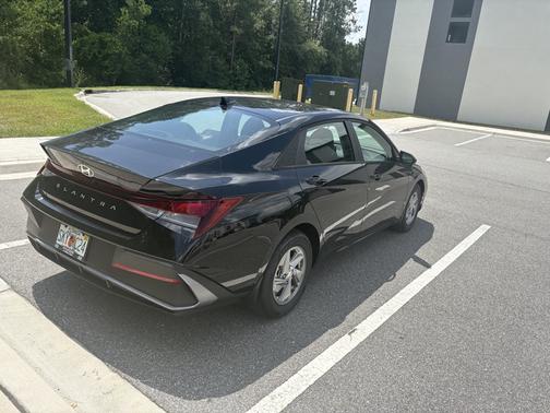 Black 2026 Hyundai ELANTRA SE