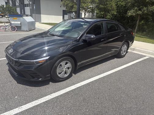 Black 2026 Hyundai ELANTRA SE