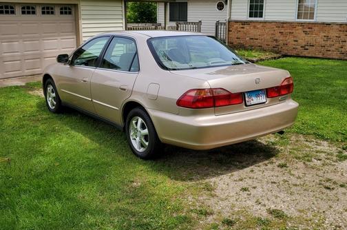 Gold 2000 Honda Accord SE