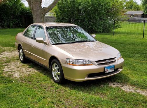 Gold 2000 Honda Accord SE