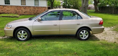 Gold 2000 Honda Accord SE