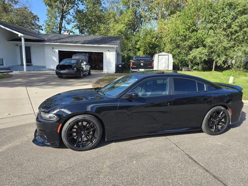 Black 2017 Dodge Charger R/T 392