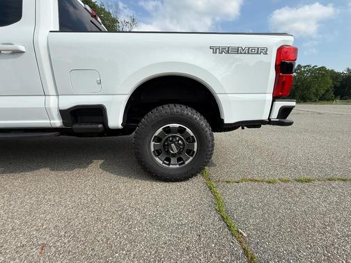 White 2024 Ford F-250 Lariat