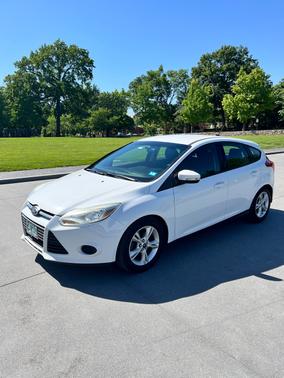 White 2014 Ford Focus SE