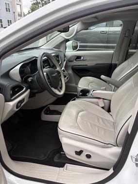 White 2018 Chrysler Pacifica Hybrid Limited