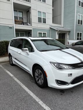 White 2018 Chrysler Pacifica Hybrid Limited