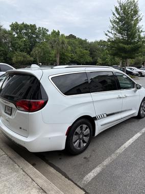 White 2018 Chrysler Pacifica Hybrid Limited