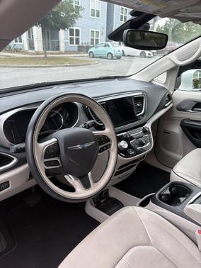 White 2018 Chrysler Pacifica Hybrid Limited
