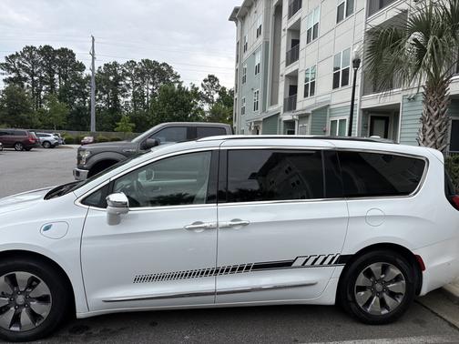 White 2018 Chrysler Pacifica Hybrid Limited