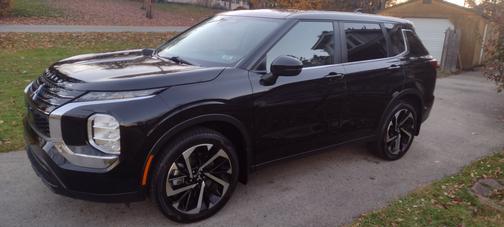 Black 2022 Mitsubishi Outlander ES