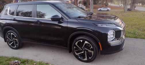Black 2022 Mitsubishi Outlander ES