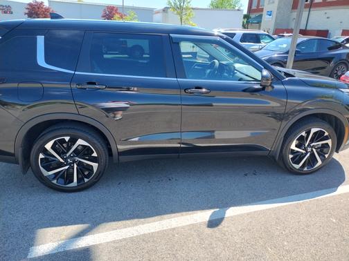Black 2022 Mitsubishi Outlander ES