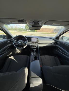 Black 2022 Hyundai ELANTRA SEL