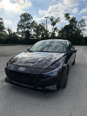 Black 2022 Hyundai ELANTRA SEL