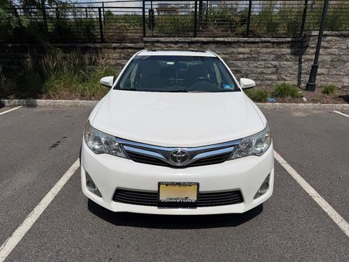 White 2014 Toyota Camry XLE