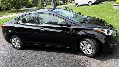Black 2016 Hyundai ELANTRA SE