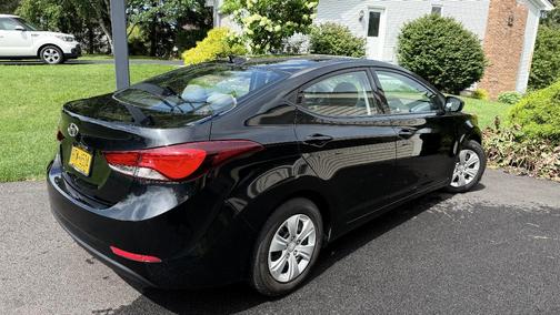 Black 2016 Hyundai ELANTRA SE