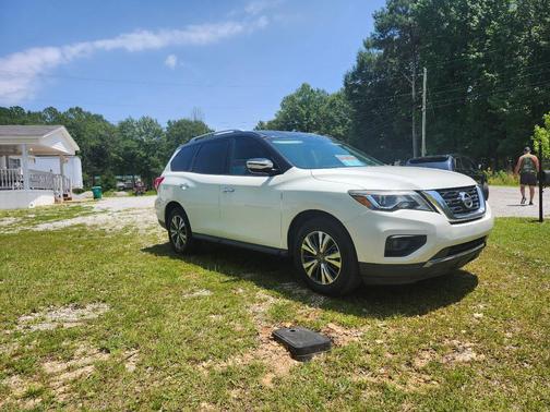 White 2017 Nissan Pathfinder SL