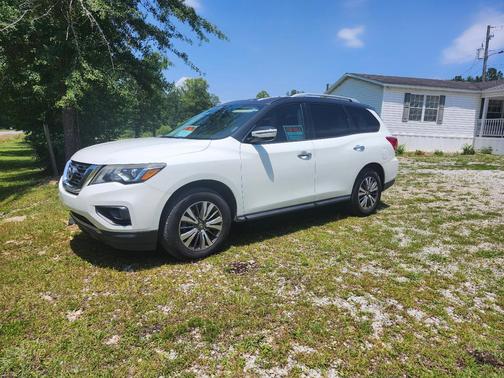 White 2017 Nissan Pathfinder SL