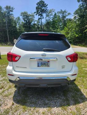 White 2017 Nissan Pathfinder SL