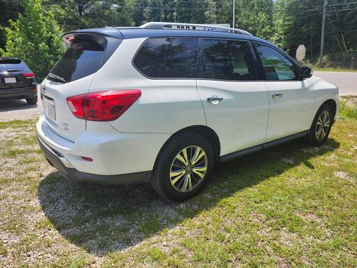 White 2017 Nissan Pathfinder SL
