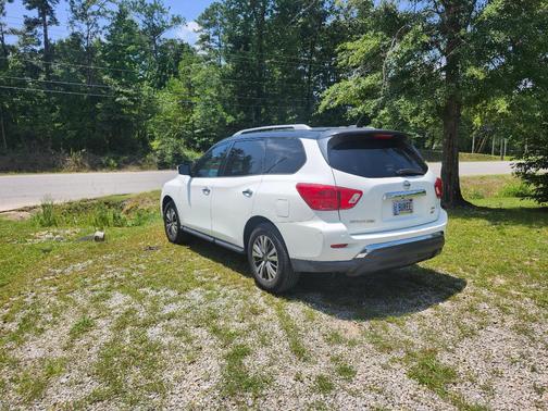 White 2017 Nissan Pathfinder SL