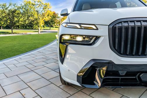 White 2023 BMW X7 xDrive40i