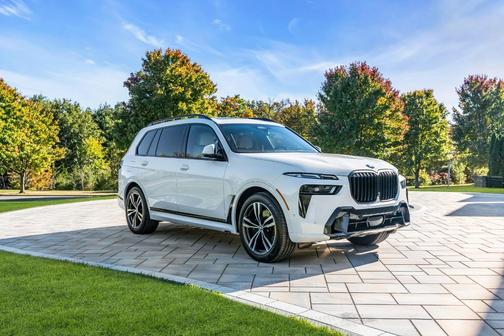 White 2023 BMW X7 xDrive40i