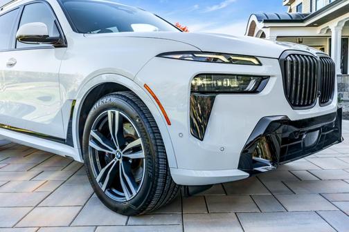 White 2023 BMW X7 xDrive40i