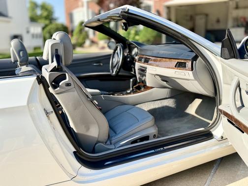 White 2009 BMW 328 i