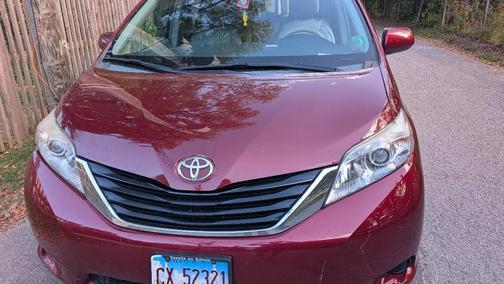 Red 2014 Toyota Sienna LE