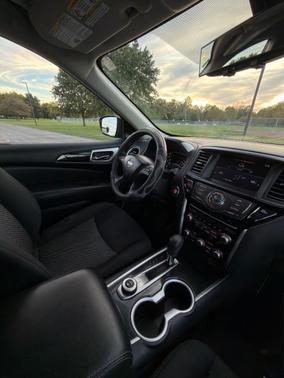 Black 2018 Nissan Pathfinder SV