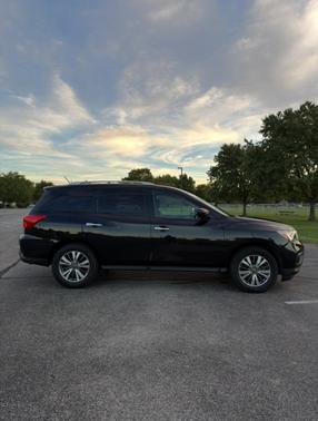 Black 2018 Nissan Pathfinder SV