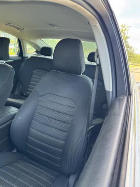 White 2016 Ford Fusion SE