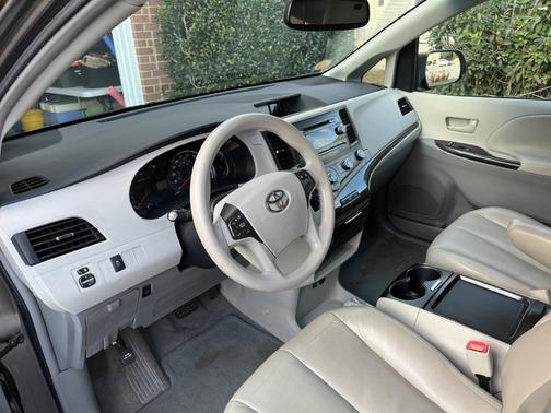 2011 Toyota Sienna LE