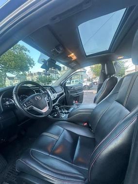 Silver 2019 Toyota Highlander SE