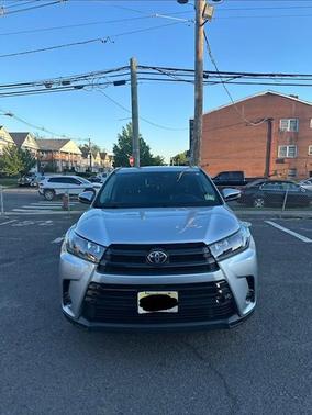 Silver 2019 Toyota Highlander SE