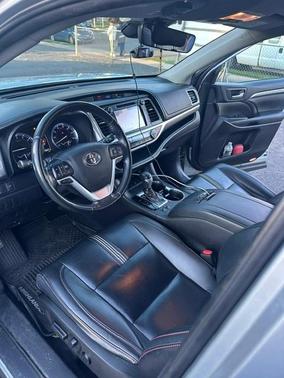 Silver 2019 Toyota Highlander SE
