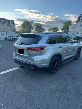 Silver 2019 Toyota Highlander SE