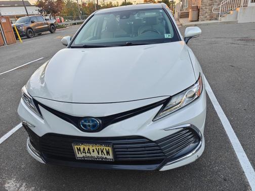 White 2022 Toyota Camry Hybrid XLE